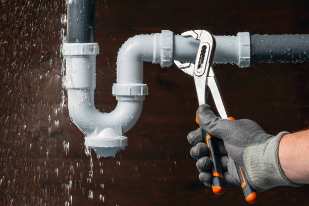 Professional Emergency Plumber technician working in Park City, IL